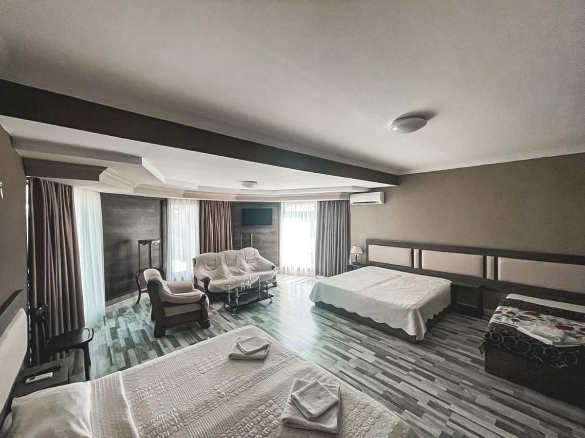 Discovery Hotel Kutaisi Esterno foto