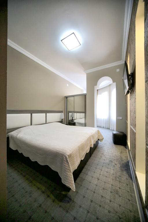 Discovery Hotel Kutaisi Esterno foto